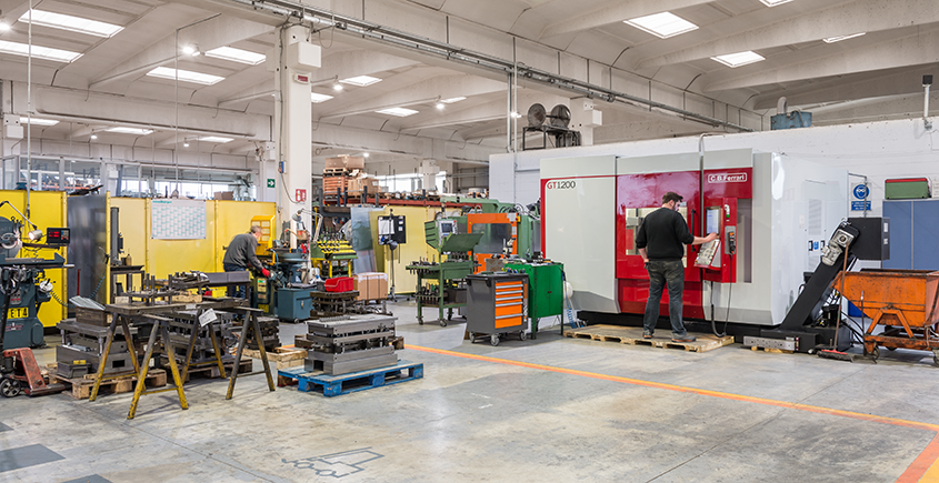 Attrezzeria servizi e foto macchinari azienda